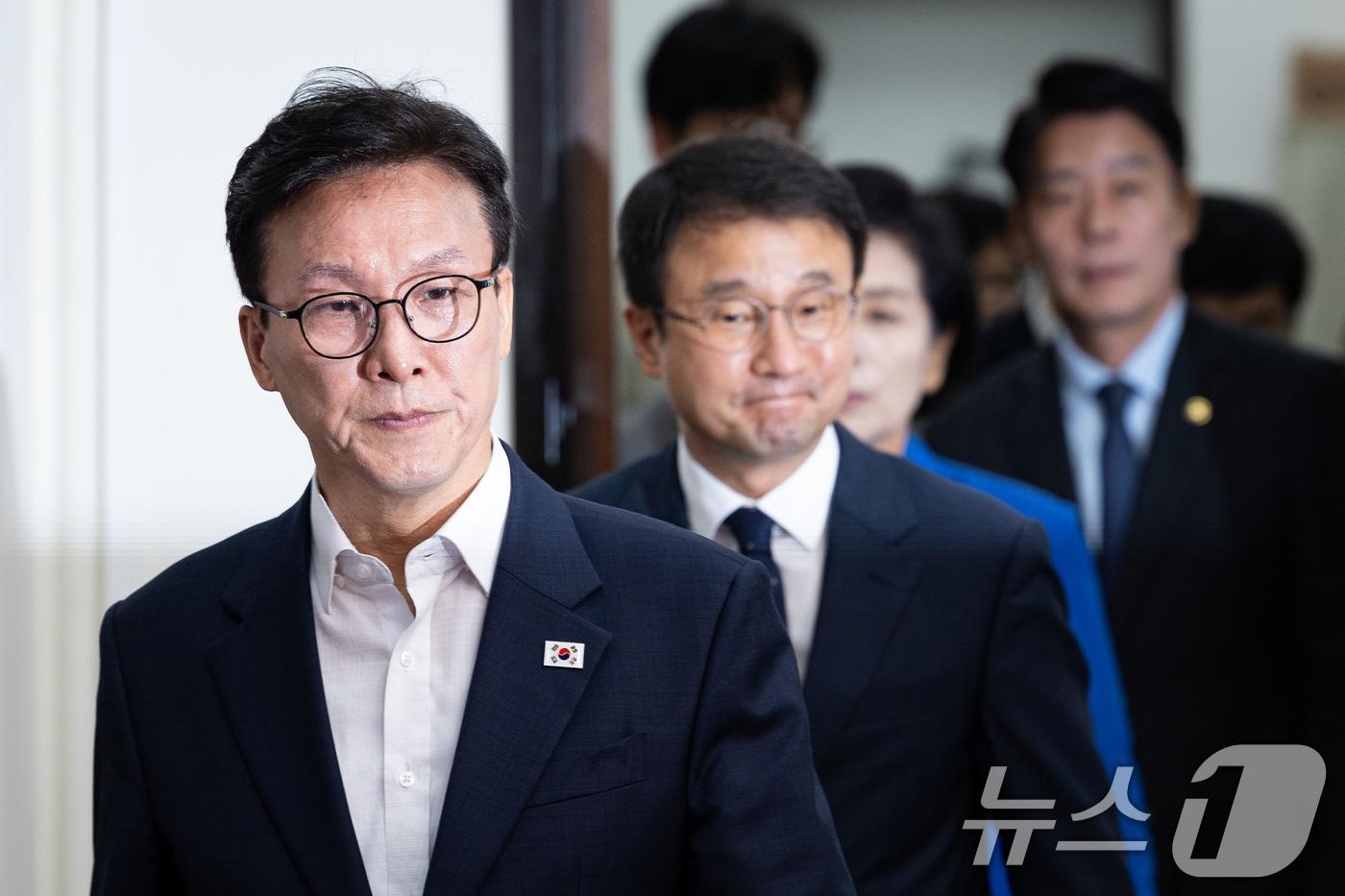 본문 이미지 - 김민석 더불어민주당 대표와 한병도 원내대표를 비롯한 지도부가 31일 서울 여의도 국회에서 열린 최고위원회의에 참석하고 있다. 2026.8.31 ⓒ 뉴스1 유승관 기자