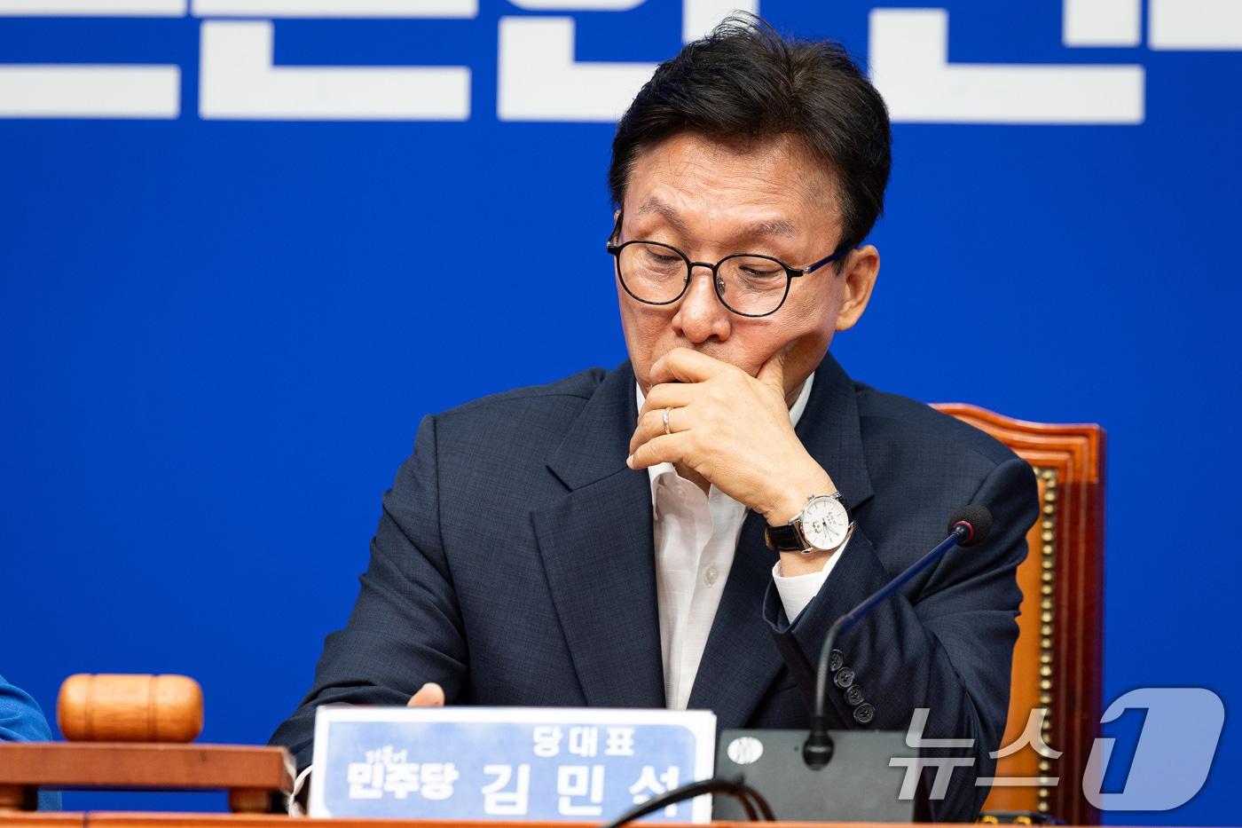 본문 이미지 - 김민석 더불어민주당 대표가 31일 서울 여의도 국회에서 열린 최고위원회의에서 최고위원들의 발언을 메모하고 있다. 2026.8.31 ⓒ 뉴스1 유승관 기자