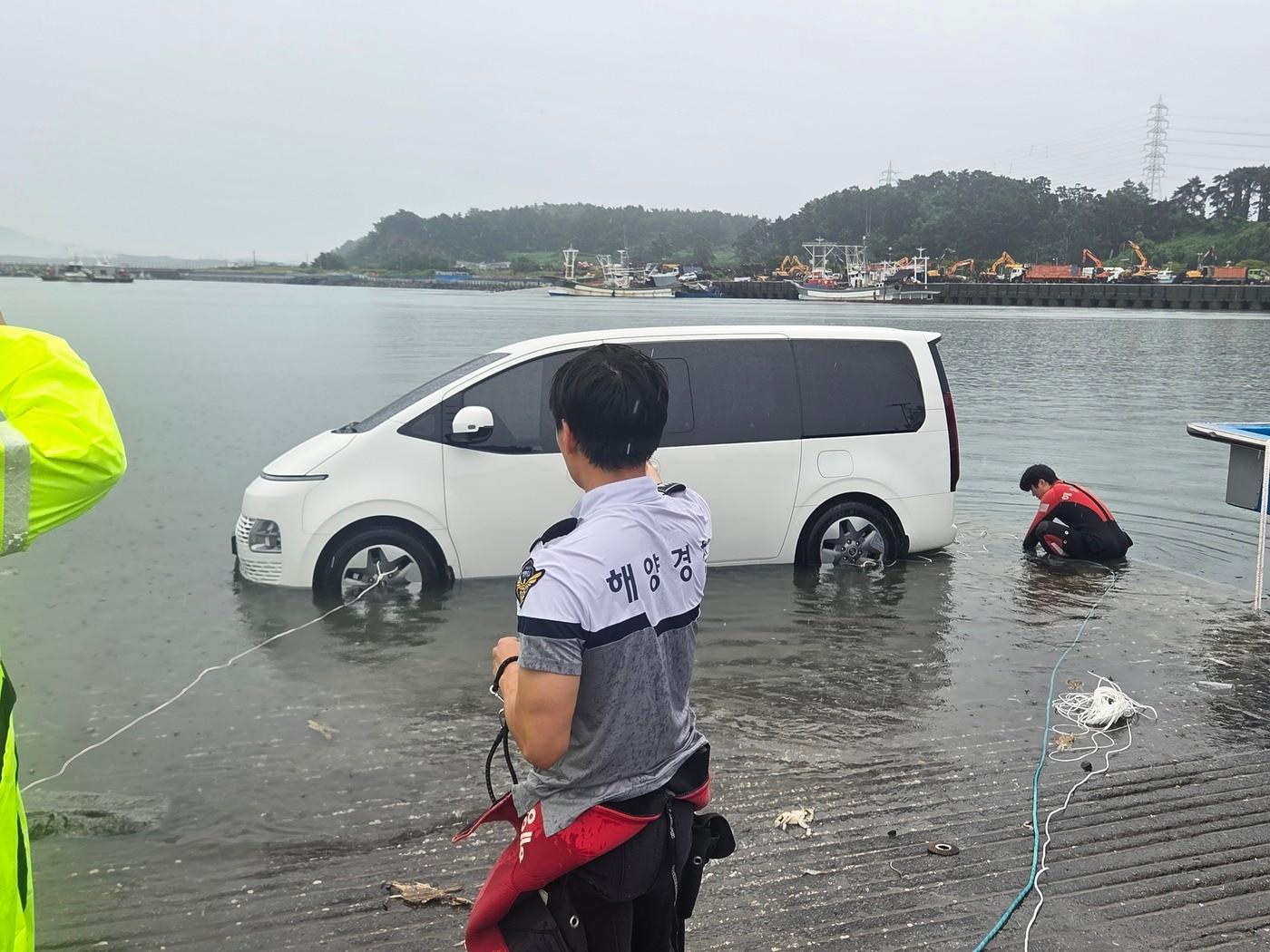 본문 이미지 - 보령해경이 서천 홍원항에서 침수된 차량을 발견하고 고정 중이다.(보령해경 제공. 재판매 및 DB금지)/뉴스1