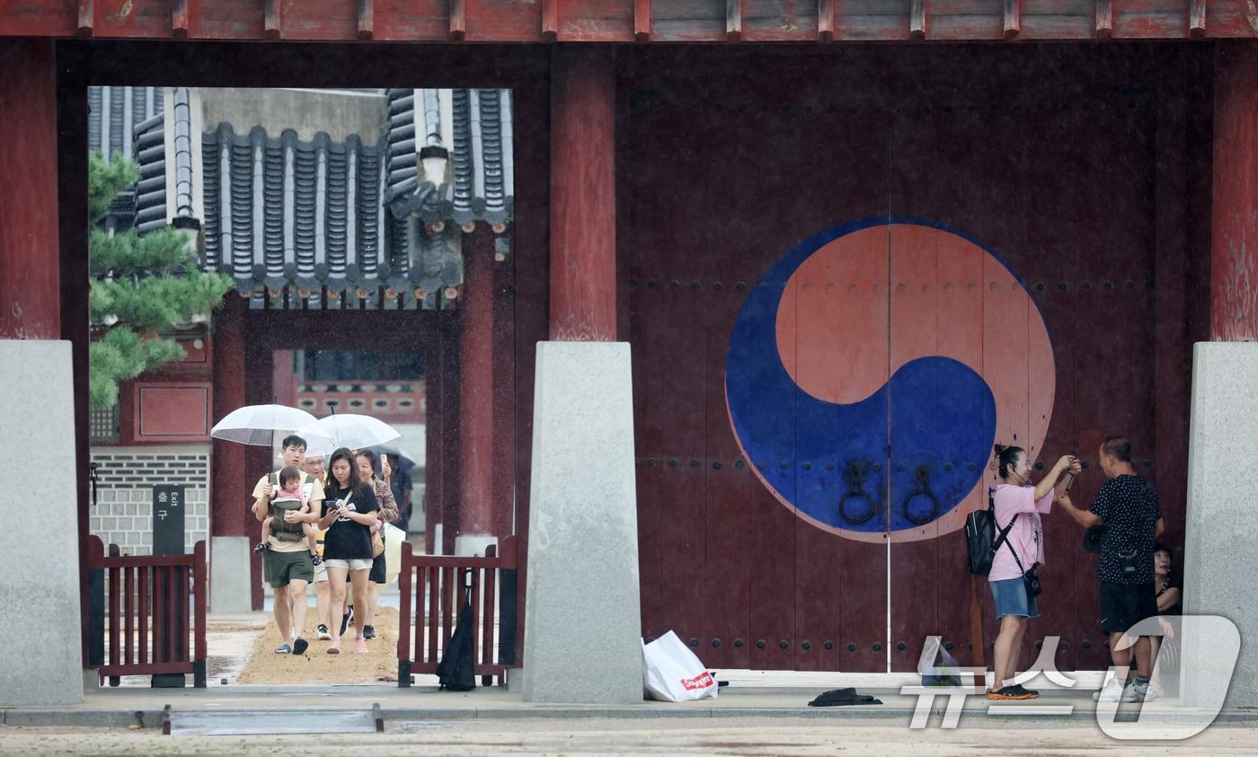 본문 이미지 - 경기 수원시 팔달구 화성행궁에서 관광객들이 우산을 쓰고 이동하고 있다. 2026.8.31 ⓒ 뉴스1 김영운 기자