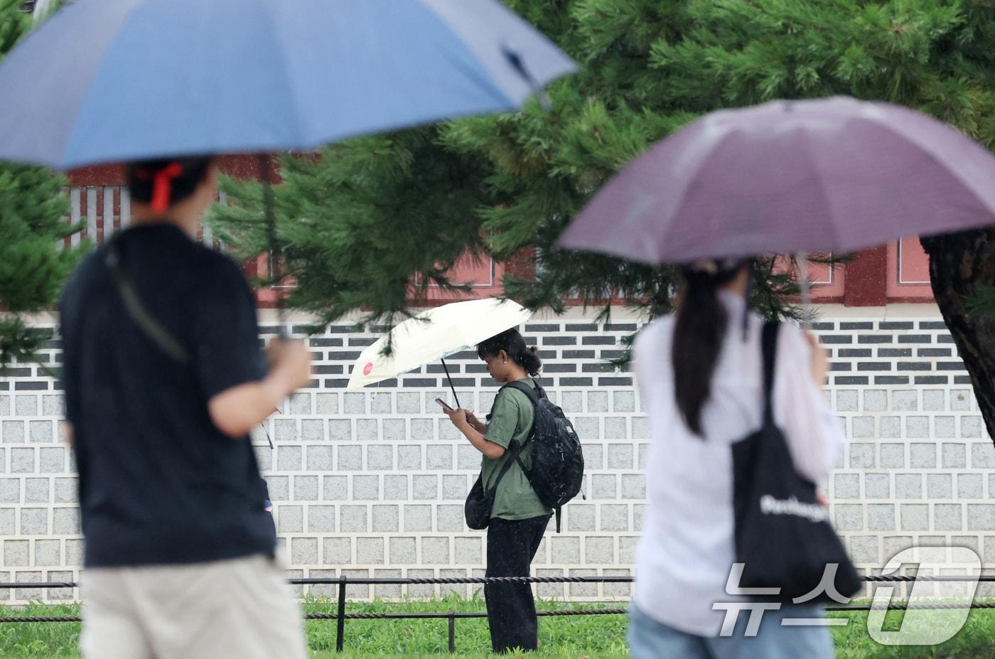 본문 이미지 - 전국 대부분 지역에 비가 내린 31일 경기 수원시 팔달구 화성행궁에서 관광객들이 우산을 쓰고 이동하고 있다. 2026.8.31 ⓒ 뉴스1 김영운 기자