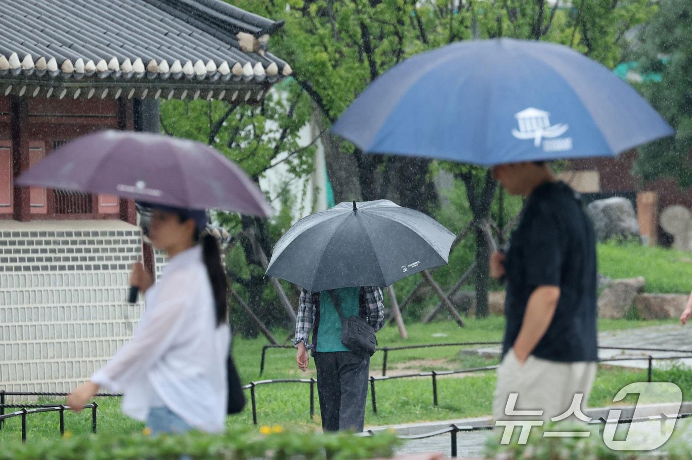 본문 이미지 - 시민들이 우산을 쓰고 이동하고 있다. (뉴스1 자료사진)