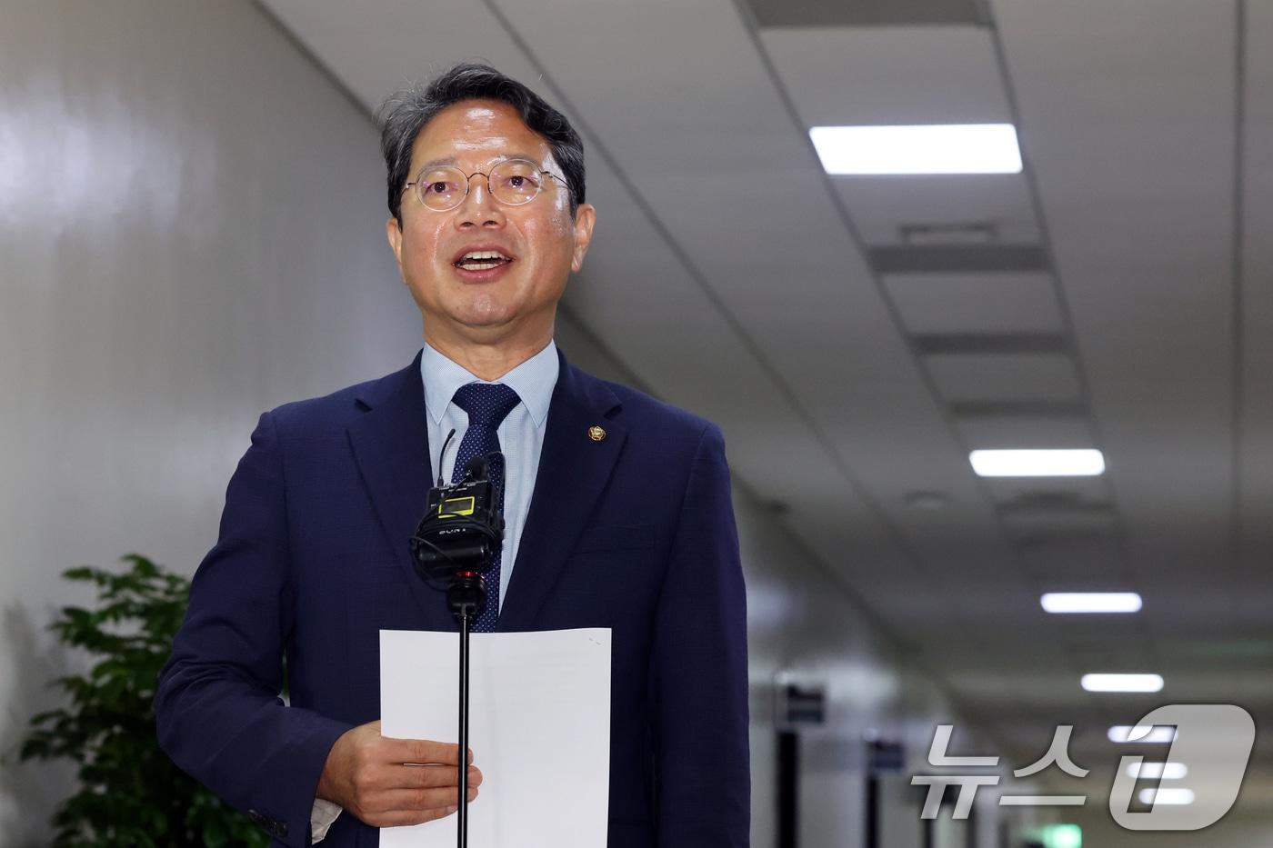 본문 이미지 - 법무부 장관 후보자로 지명된 김승원 법제사법위원회 소위원장이 지난달 31일 오전 서울 여의도 국회에서 열린 법사위 법안심사제1소위원회에 참석하며 소감을 밝히고 있다. 2026.8.31 ⓒ 뉴스1 황기선 기자