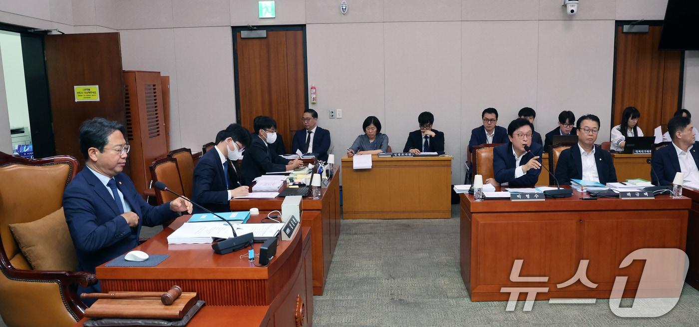 본문 이미지 - 박형수 국민의힘 의원이 31일 오전 서울 여의도 국회에서 열린 법제사법위원회 법안심사제1소위원회에서 발언을 하고 있다. 이날 회의에서 박 의원은 법무부 장관 후보자로 지명된 김승원 법사위 소위원장의 회의 진행이 적절하지 않다고 지적했다. 2026.8.31 ⓒ 뉴스1 황기선 기자