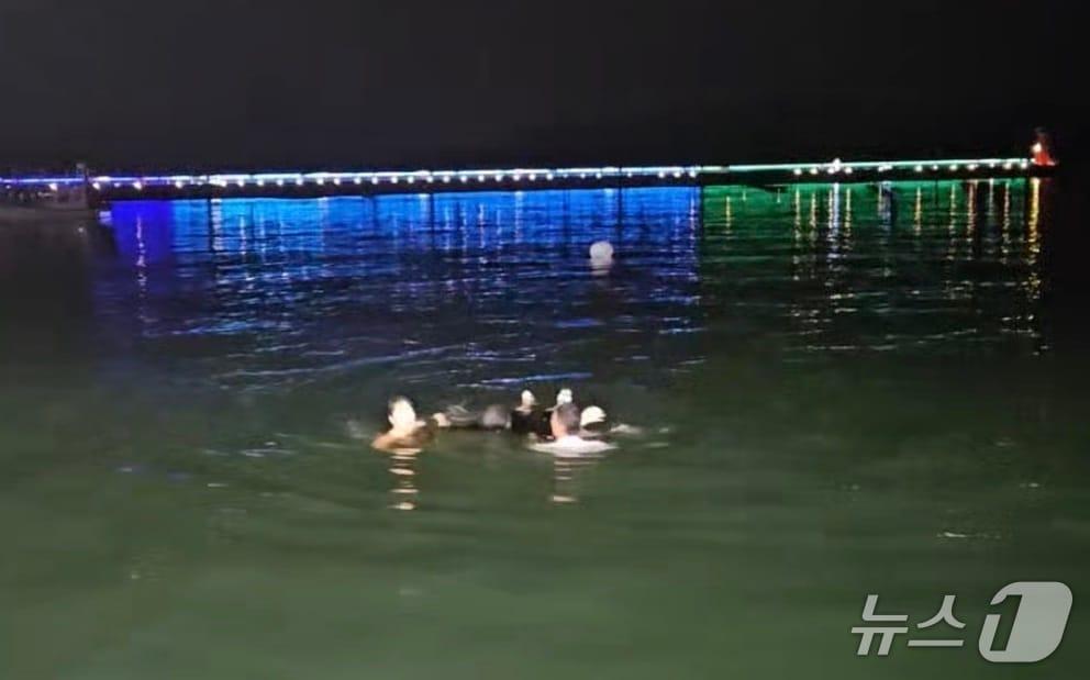 본문 이미지 - 30일 오후 11시 6분쯤 경남 창원시 마산합포구 진동면 광암함 인근 해상에서 해경이 바다에 빠진 30대 남성을 구조하고 있다.(창원해경 제공. 재판매 및 DB금지)