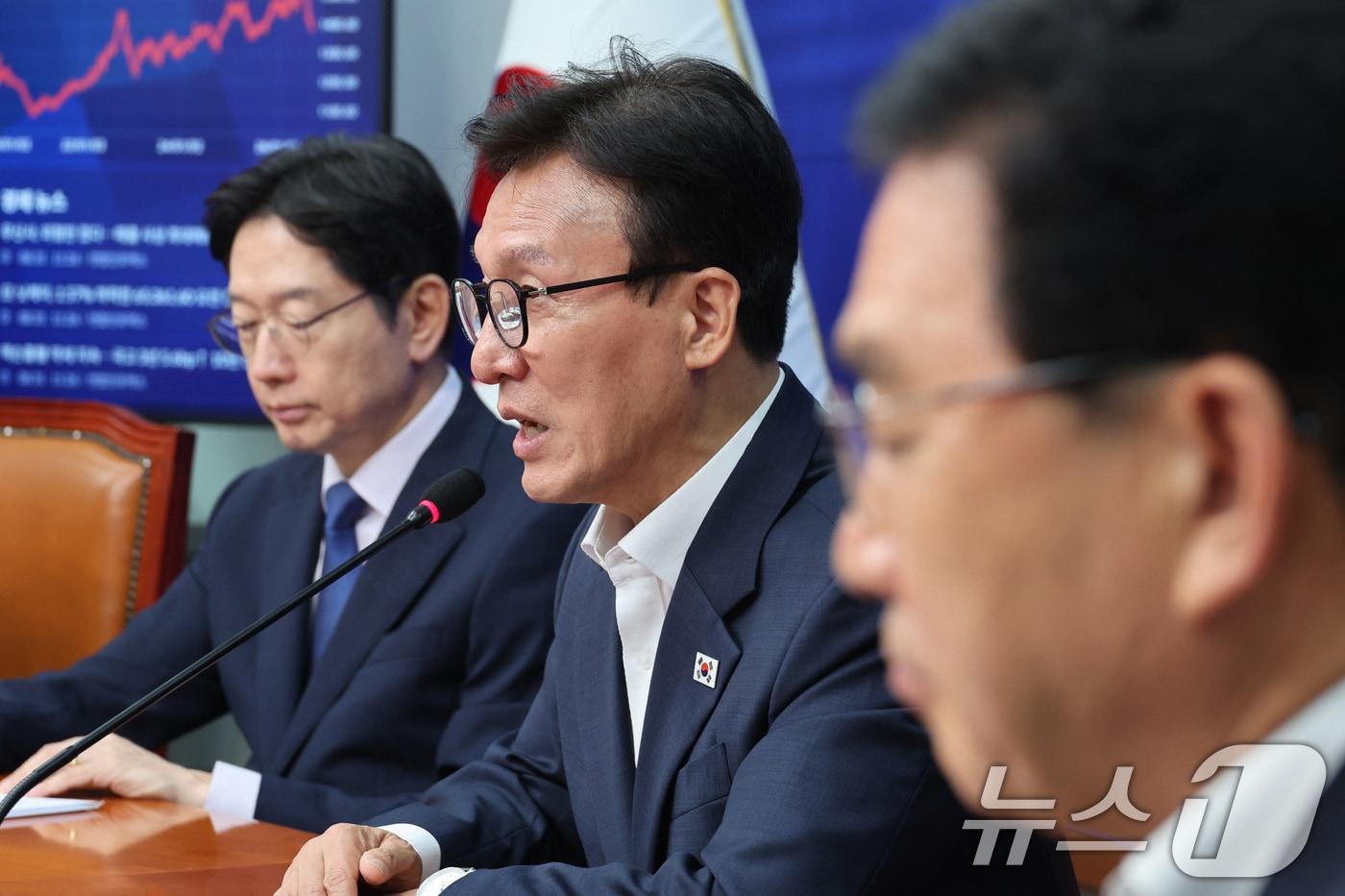 본문 이미지 - 김민석 더불어민주당 대표가 31일 서울 여의도 국회에서 열린 공천혁신추진단·정당개혁추진단·개헌추진단 제1차 회의에서 발언하고 있다. 2026.8.31 ⓒ 뉴스1 신웅수 기자
