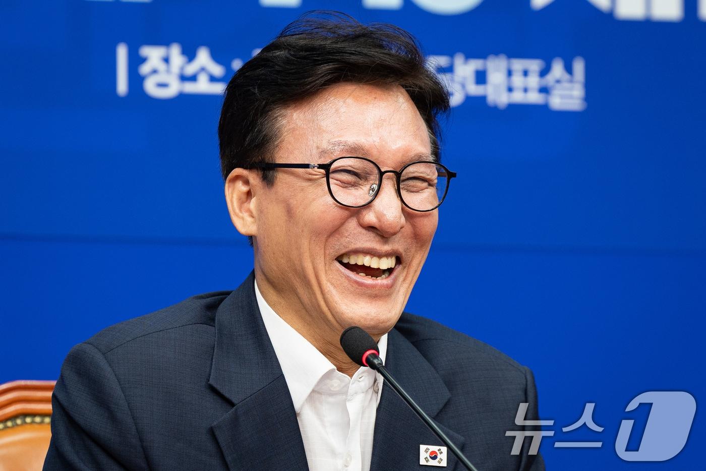 본문 이미지 - 김민석 더불어민주당 대표가 31일 서울 여의도 국회에서 열린 메가성장 특별위원회 제1차 회의에서 밝게 웃고 있다. 2026.8.31 ⓒ 뉴스1 유승관 기자