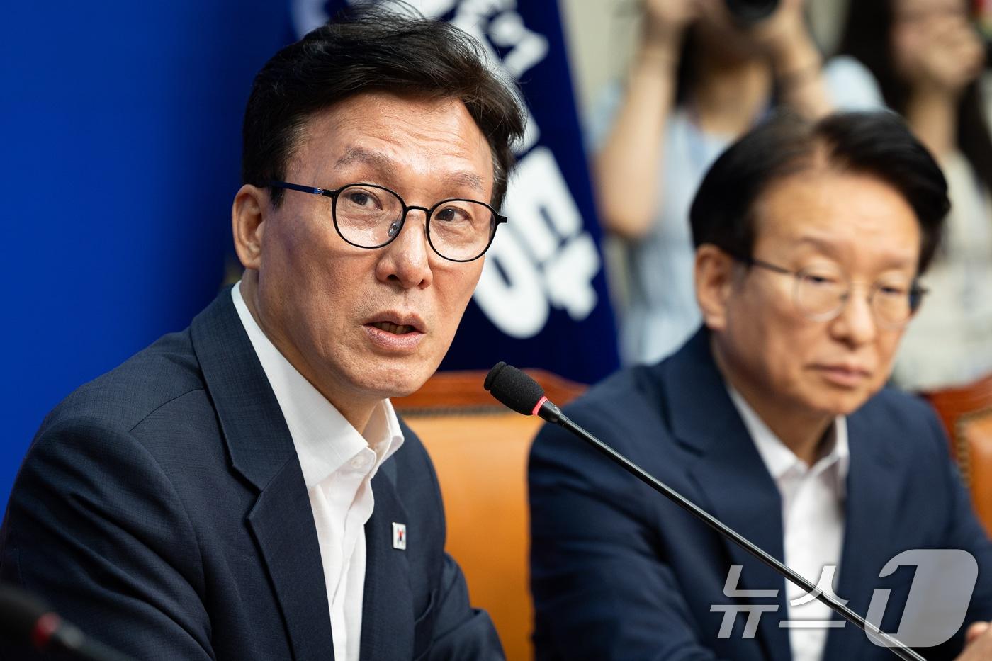 본문 이미지 - 김민석 더불어민주당 대표가 31일 서울 여의도 국회에서 열린 메가성장 특별위원회 제1차 회의에서 발언하고 있다. 2026.8.31 ⓒ 뉴스1 유승관 기자