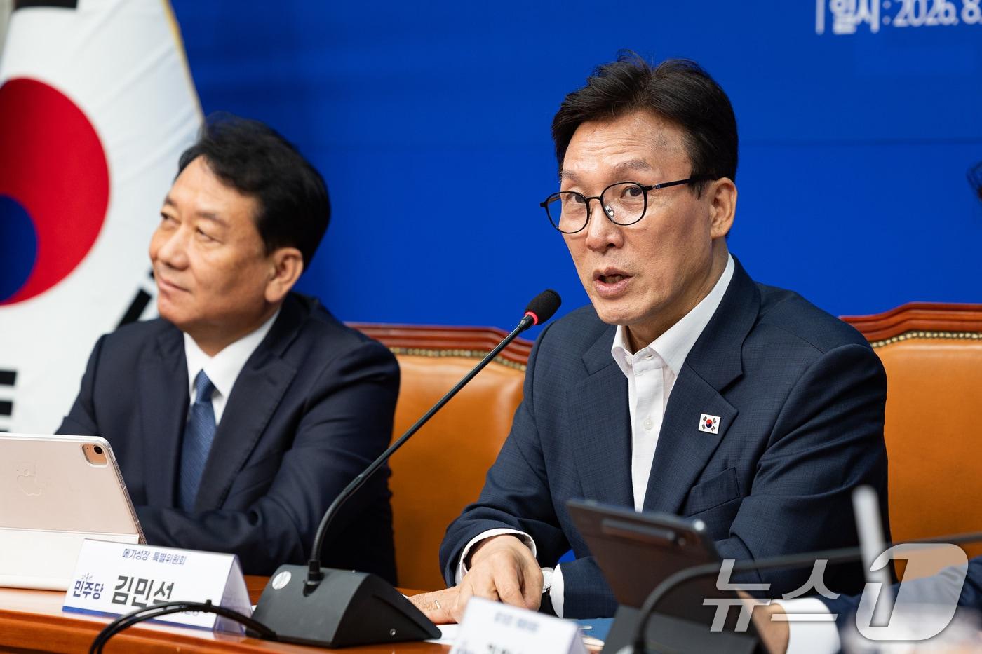 본문 이미지 - 김민석 더불어민주당 대표가 31일 서울 여의도 국회에서 열린 메가성장 특별위원회 제1차 회의에서 발언하고 있다. 2026.8.31 ⓒ 뉴스1 유승관 기자