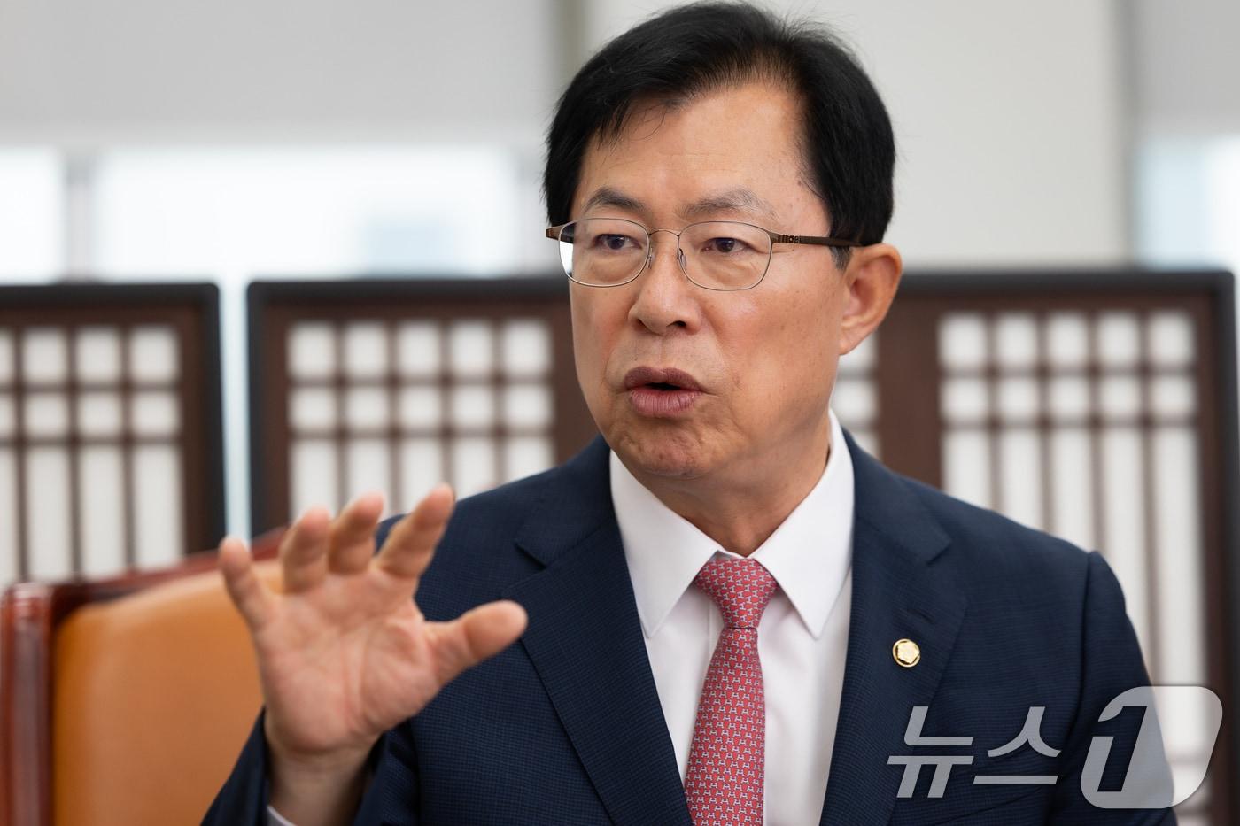본문 이미지 - 이만희 국회 보건복지위원장은 지난달 31일 뉴스1과 인터뷰에서 "지역·필수의료는 올해 정책을 시행한다고 내년에 곧바로 효과가 나타나는 문제가 아니다"라며 "단순히 의사 수를 늘린다고 해결되는 문제도 아니다"라고 밝혔다.  ⓒ 뉴스1 유승관 기자