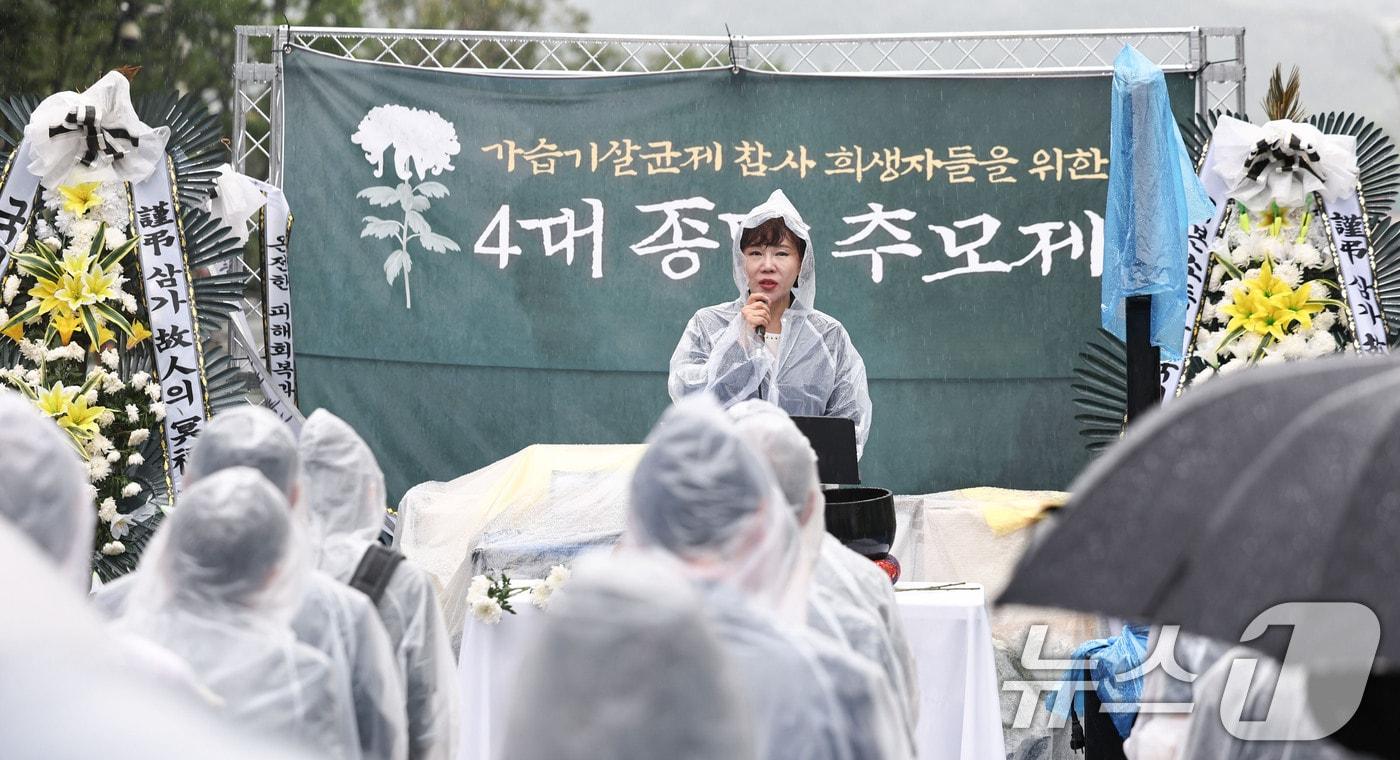 본문 이미지 - 서울 종로구 광화문광장 이순신 장군 동상 앞에서 가습기살균제 참사가 알려진 지 15년째 되는 날을 맞아 4대 종단 추모문화제가 진행됐다. 2026.8.31 ⓒ 뉴스1 이종수 기자