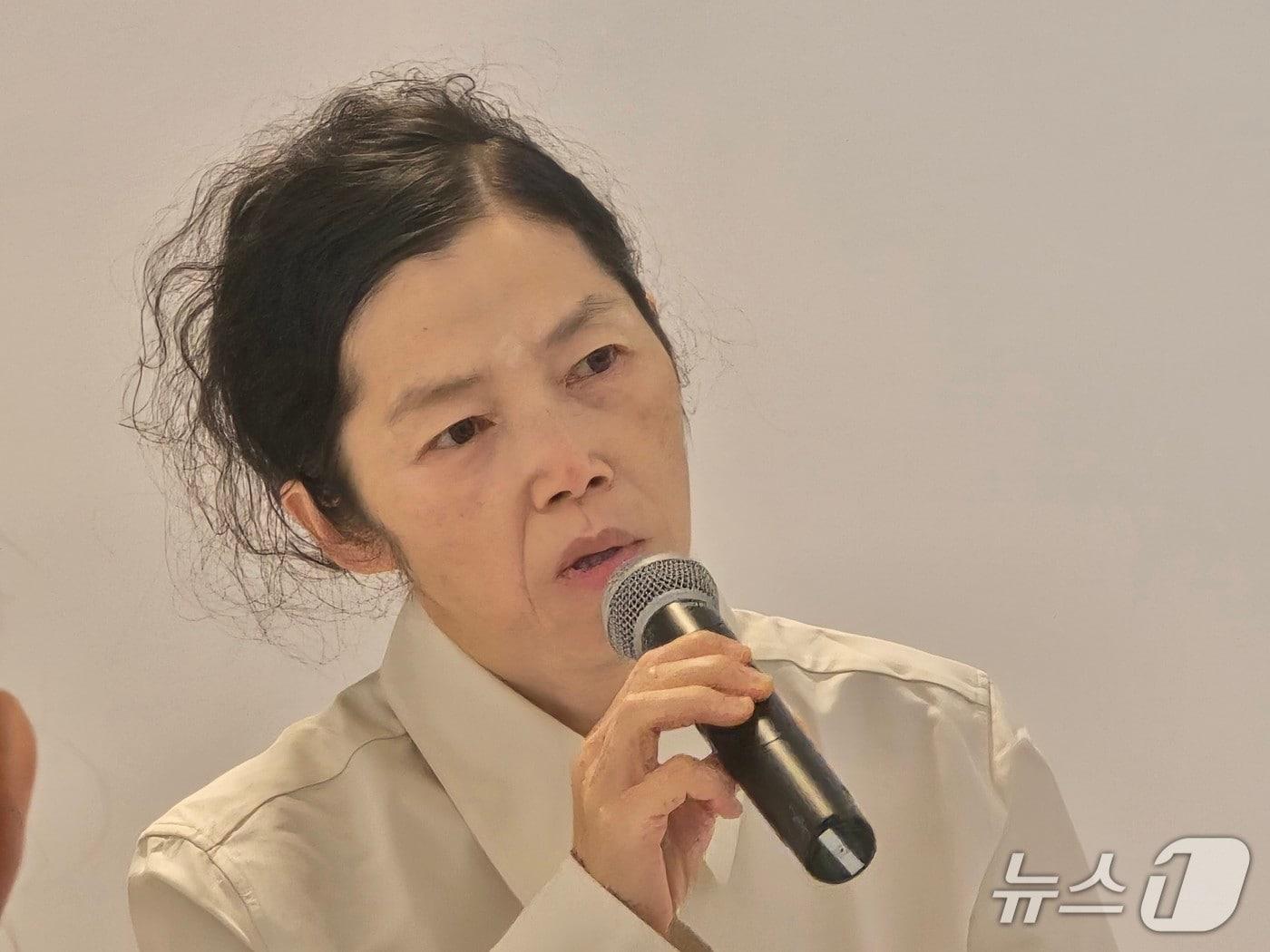 본문 이미지 - 31일 리움미술관에서 진행된 기자간담회에서 구정아 작가가 작품에 대해 설명하고 있다. 2026.08.31. ⓒ 뉴스1 김정한 기자