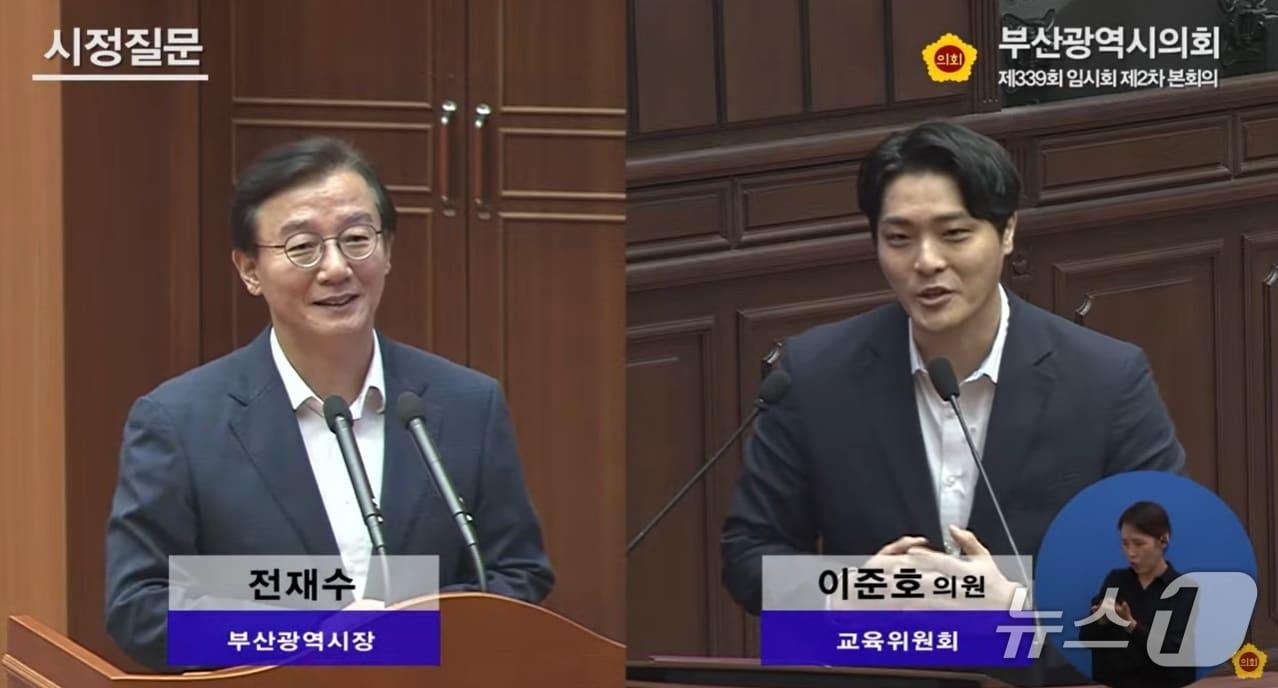 본문 이미지 - 31일 열린 부산시의회 제330회 임시회 시정질문에서 이준호 국민의힘 부산시의원이 전재수 부산시장을 상대로 산업은행 부산 이전과 관련해 질의하고 있다.(부산광역시의회 유튜브 영상 갈무리)