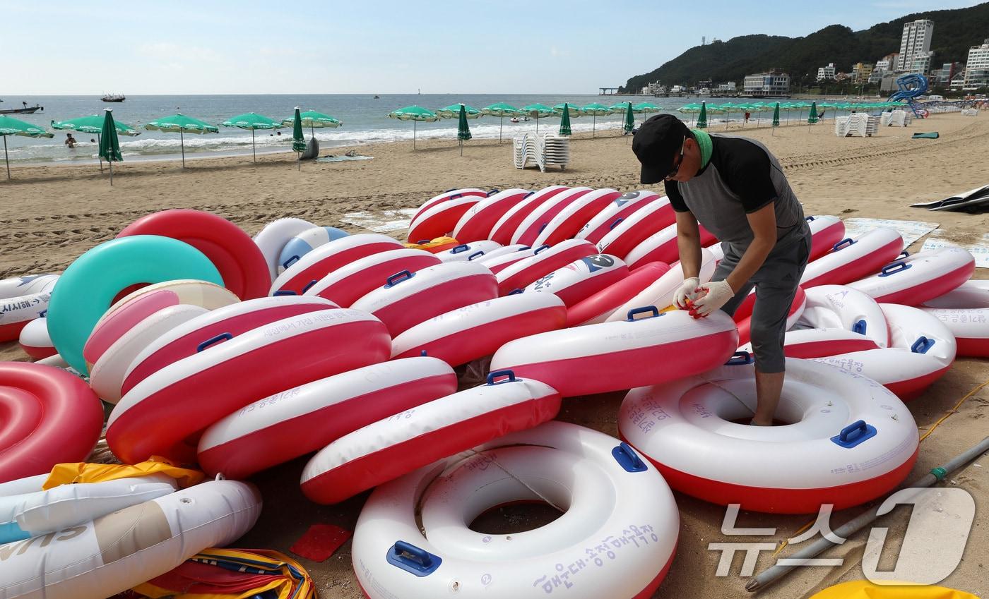 본문 이미지 - 31일 폐장을 앞둔 부산 해운대구 송정해수욕장에서 관계자가 튜브 등 물놀이 용품을 정리하고 있다. 2026.8.31 ⓒ 뉴스1 윤일지 기자