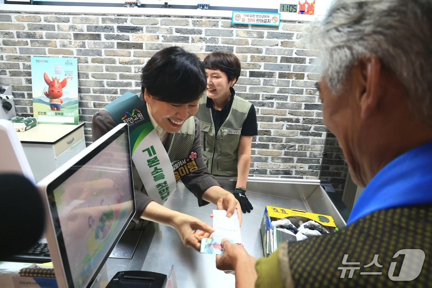본문 이미지 - 송미령 농림축산식품부 장관은 31일 전북특별자치도 진안군을 방문해 농어촌 기본소득 추진 상황을 보고받고, 지역 주민들의 의견을 들었다. 송 장관은 인근 로컬푸드 직매장을 찾아 직접 '일일 계산원'으로 나섰다. (농식품부 제공) /2026.8.31/