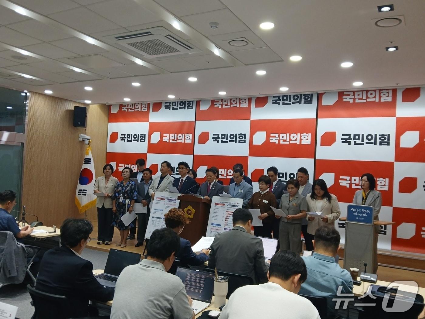 본문 이미지 - 방성환 경기도의회 국민의힘 대표의원 등 국민의힘 소속 의원들이 31일 오후 경기도의회 브리핑룸에서 기자회견을 열고 경기도 제2회 추가경정예산안에 대한 입장을 밝히고 있다.2026.8.31/뉴스1 ⓒ News1 송용환 기자