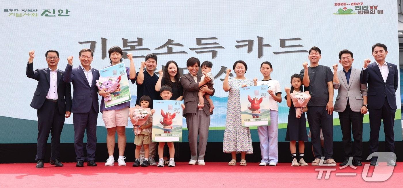 본문 이미지 - 31일 전북 진안군이 진안읍 로컬푸드직매장 광장에서 '농어촌 기본소득 첫 만남의 날' 행사를 갖고 있다.(진안군제공, 재판매 및 DB금지)2026.8.31/뉴스1