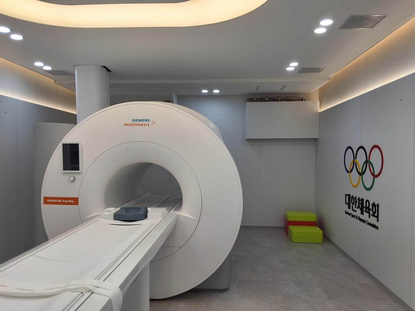 본문 이미지 - 진천 선수촌에 도입된 MRI 장비. (대한체육회 제공)