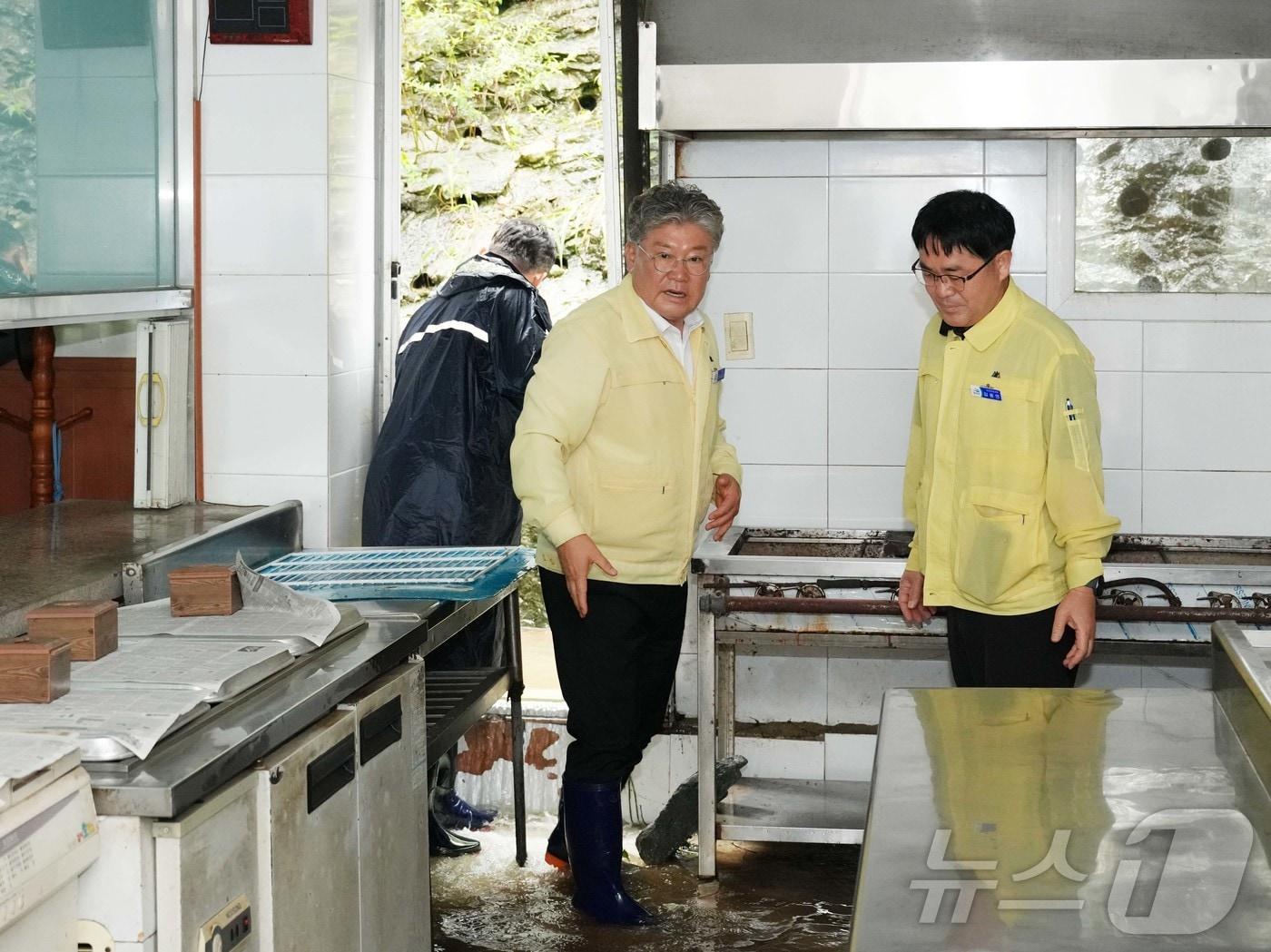 본문 이미지 - 장세일 전남광주 영광군수가 31일 호우경보로 인해 최대 341.9㎜의 폭우가 쏟아진 영광의 침수피해 지역 현장을 찾고 있다.(영광군 제공. 재배포 및 DB 금지)