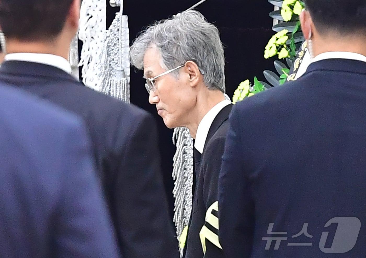 본문 이미지 - 조희대 대법원장이 31일 오후 부친의 빈소가 마련된 포항성모병원 장례식장에서 조문을 마친 강훈식 대통령실 비서실장과 인사를 나누고 있다. 2026.8.31 ⓒ 뉴스1 최창호 기자