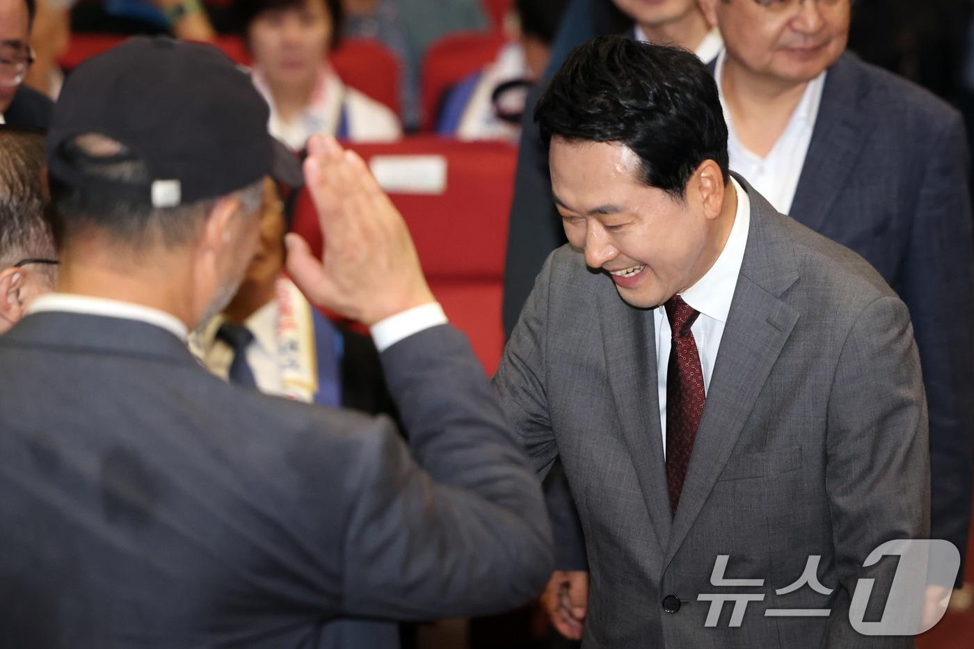 본문 이미지 - 장동혁 국민의힘 대표가 31일 오후 서울 여의도 국회 의원회관에서 열린 사관학교 폐교 저지 국민연대 발대식 및 결의대회에서 참석자들과 인사를 나누고 있다. 2026.8.31 ⓒ 뉴스1 황기선 기자