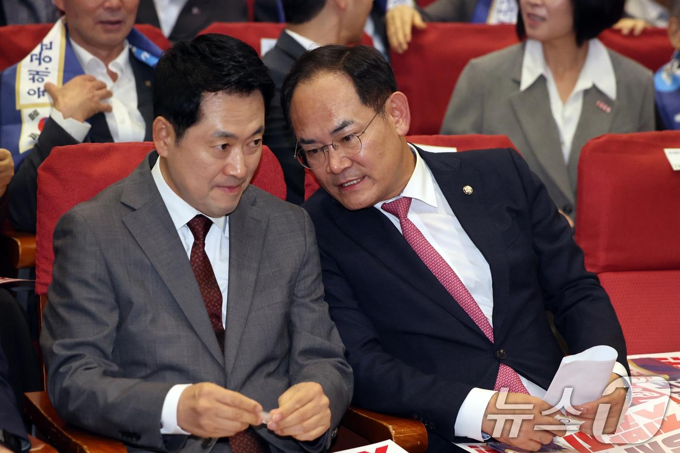 본문 이미지 - 국민의힘 장동혁 대표와 임종득 의원이 지난 8월 31일 오후 서울 여의도 국회 의원회관에서 열린 사관학교 폐교 저지 국민연대 발대식 및 결의대회에서 대화를 나누고 있다. 2026.8.31 ⓒ 뉴스1 황기선 기자
