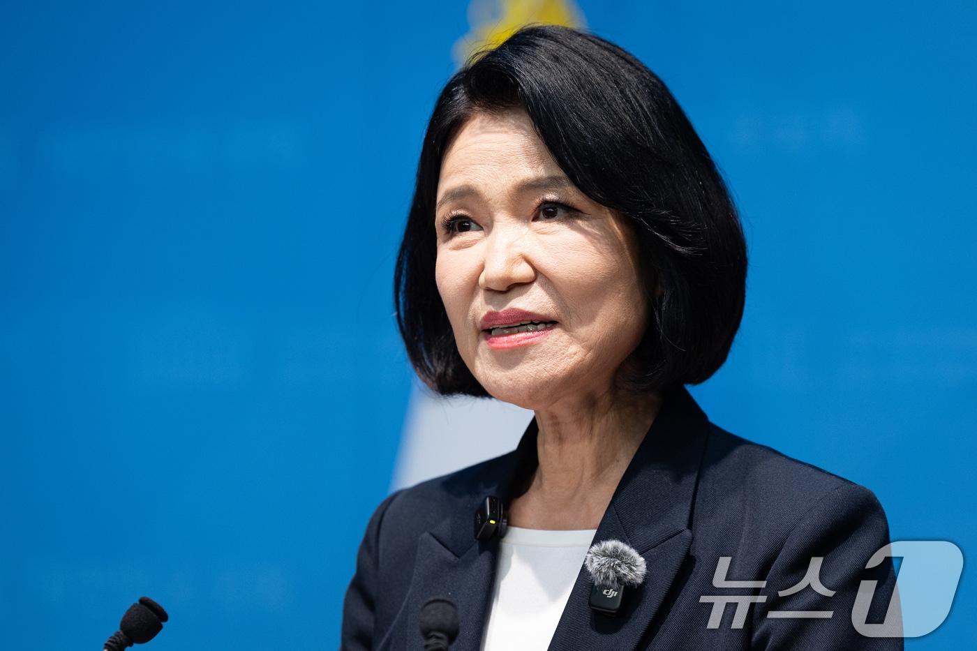 본문 이미지 - 이진숙 국민의힘 의원이 31일 서울 여의도 국회 소통관에서 기자회견을 열고 김민석 더불어민주당 대표가 자신을 '여자 전두환'이라고 부른 것에 대한 법적조치 예고 및 5.18 민주화운동 유공자 명단 및 공적 공개를 위한 법률 개정안 발의를 밝히고 있다. 2026.8.31 ⓒ 뉴스1 유승관 기자