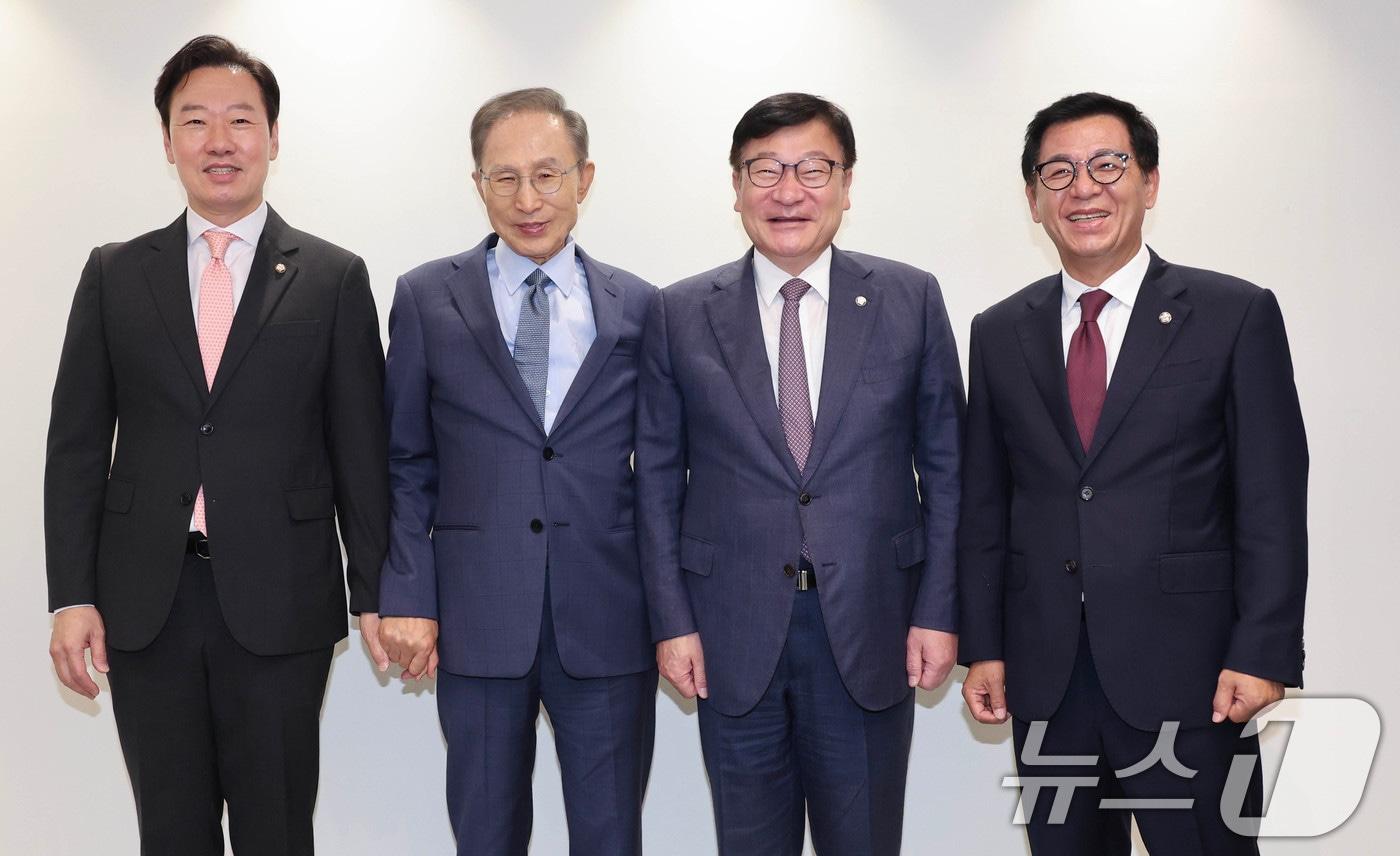 본문 이미지 - 정점식 국민의힘 원내대표가 31일 서울 서초구 영포빌딩에서 이명박 전 대통령을 예방하며 기념촬영을 하고 있다. 왼쪽부터 박수민 의원, 정 원내대표, 이 전 대통령, 이상휘 의원. 2026.8.31 ⓒ 뉴스1 국회사진기자단