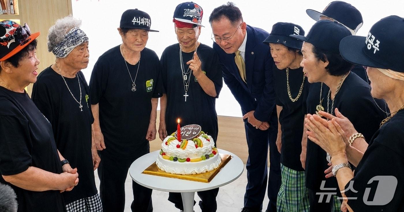 본문 이미지 - 김재욱 경북 칠곡군수가 칠곡 할매 래퍼 '수니와칠공주' 창단 3주년을 맞아 기념행사를 열고 있다. (칠곡군 제공. 재판매 및 DB금지)/뉴스1
