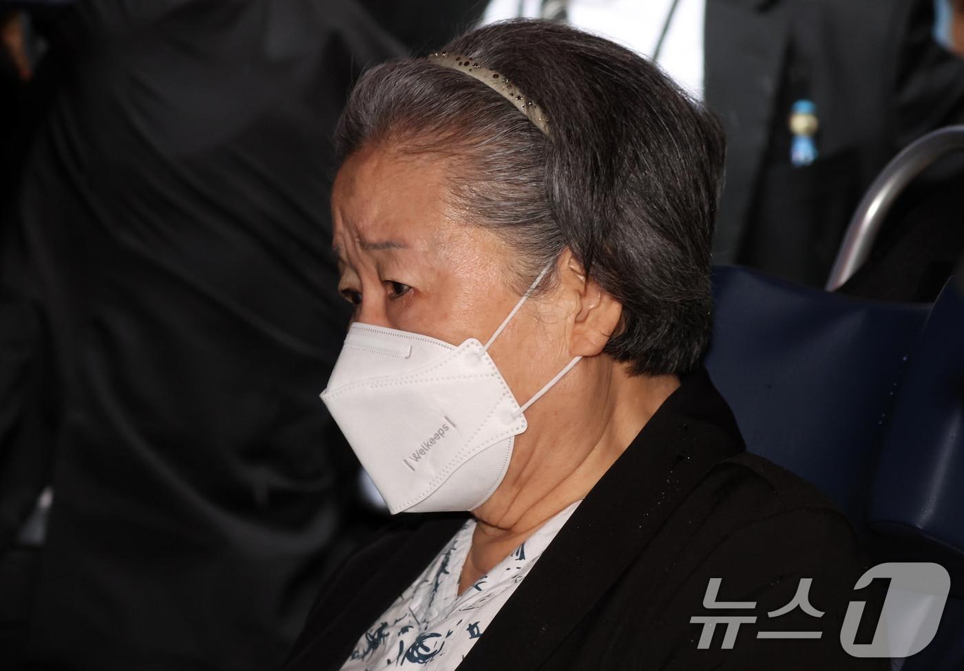 본문 이미지 - 한학자 통일교 총재가 31일 오후 서울 서초구 서울중앙지방법원에서 열린 정치자금법·특정경제범죄가중처벌 등에 관한 법률 위반(횡령) 등 혐의 선고를 받고 법원을 나오고 있다. 2026.8.31 ⓒ 뉴스1 김명섭 기자