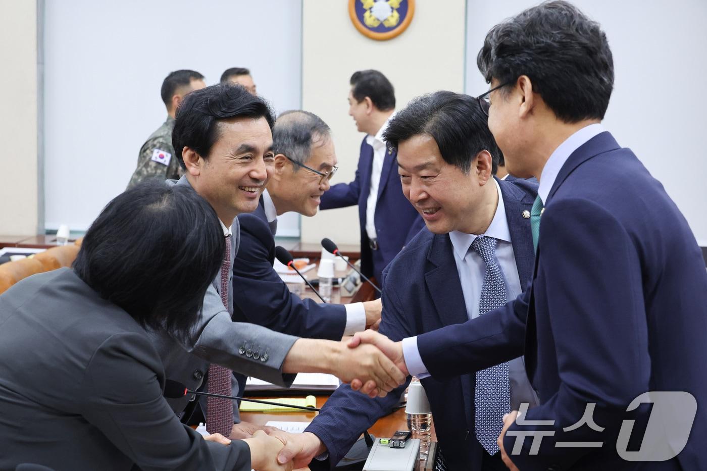본문 이미지 - 안규백 국방부 장관이 31일 서울 여의도 국회에서 열린 국방위원회 전체회의에서 진성준 위원장과 악수하고 있다. 2026.8.31 ⓒ 뉴스1 신웅수 기자