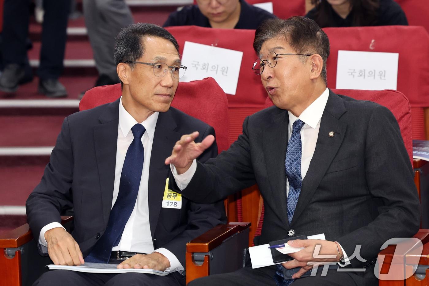 본문 이미지 - 유재성 경찰청장 직무대행과 이상식 더불어민주당 의원이 31일 오후 서울 여의도 국회 의원회관에서 열린 경찰의 민주적 통제 및 경찰수사 혁신 정책토론회에서 대화를 나누고 있다. 2026.8.31 ⓒ 뉴스1 황기선 기자