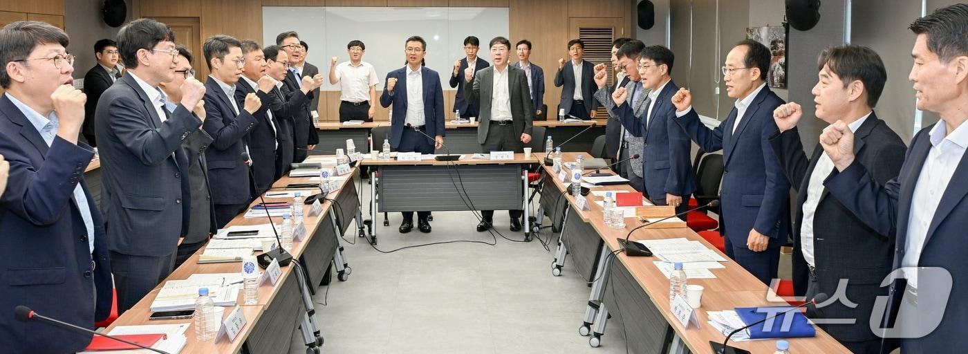 본문 이미지 - 추경호 대구시장이 31일 대구시 산격청사에서 간부회의를 주재하며 파이팅을 외치고 있다. (대구시 제공. 재판매 및 DB 금지) 2026.8.31/뉴스1