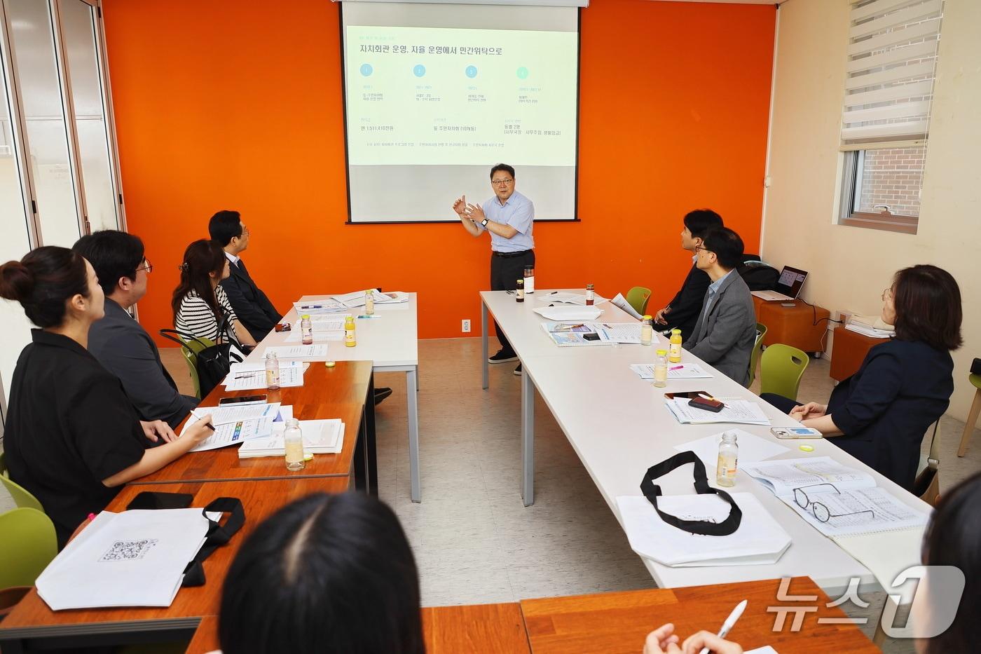 본문 이미지 - 지난 8월 26일 서울 구로구의회의 행정기획위원회 등이 금천구 주민자치 벤치마킹을 위해 시흥2동 주민자치 현장을 찾았다.(금천구 제공)