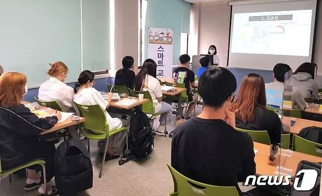 본문 이미지 - 전주시학교밖청소년지원센터(전주시 꿈드림)에서 운영하고 있는 ‘스마트교실’ 수업 장면.(전주시 제공, 재판매 및 DB 금지)