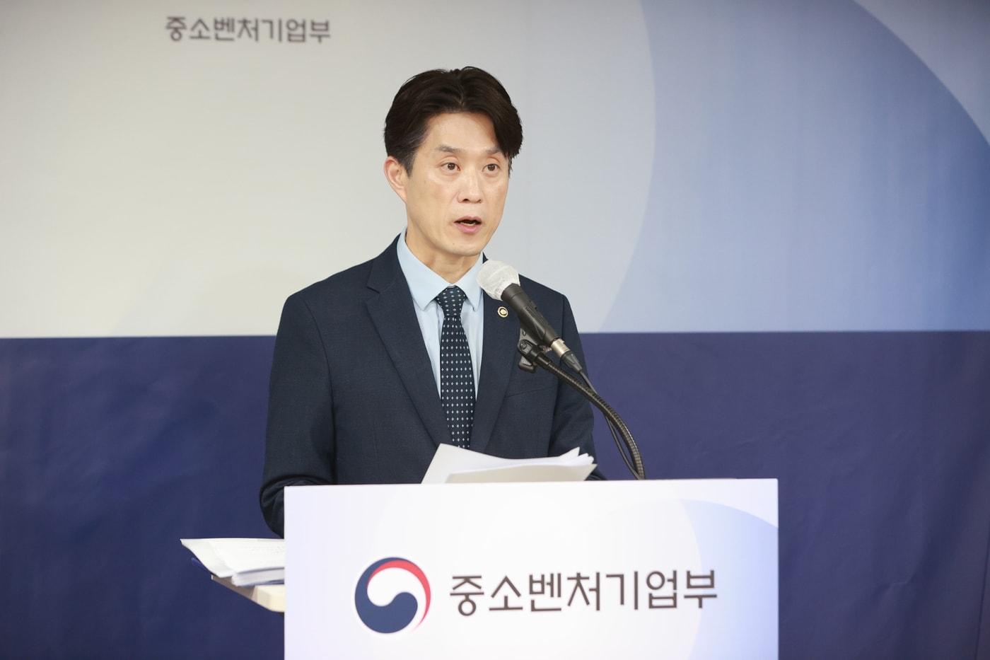 본문 이미지 - 노용석 중소벤처기업부 장관 직무대행 제1차관이 31일 서울특별시 영등포구 중소기업중앙회에서 '2027년 중소벤처기업부 예산안 편성' 관련 브리핑을 하고 있다. (중소벤처기업부 제공)