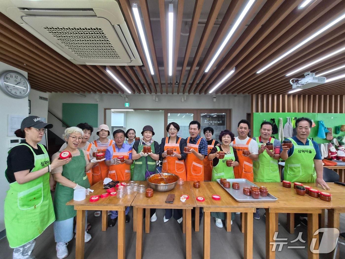 본문 이미지 - 삼덕마을 주민공동체 운영회가 지난 27일 '고추장볶음 나눔 행사'를 열었다.(성북구 제공)