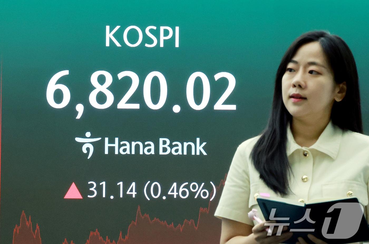 본문 이미지 - 서울 중구 하나은행 본점 딜링룸 전광판 2026.8.31 ⓒ 뉴스1 이호윤 기자