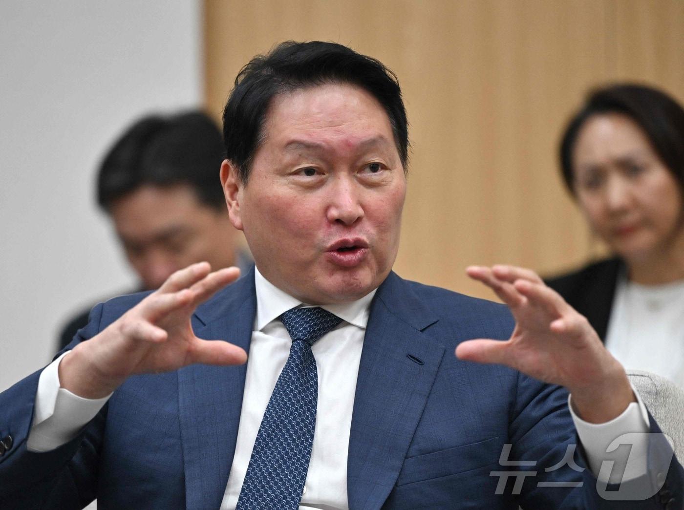 본문 이미지 - 최태원 SK그룹 회장이 2025년 10월 31일 경주에서 열린 아시아태평양경제협력체(APEC) 정상회의에서 이재명 대통령, 젠슨 황 엔비디아 CEO와 회담하는 모습.<자료사진> ⓒ AFP=뉴스1