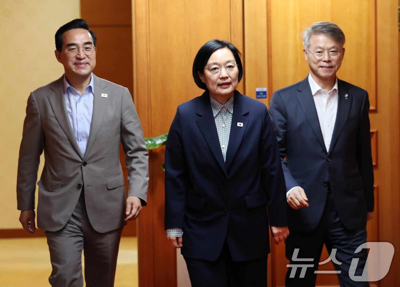 본문 이미지 - 한성숙 국무총리와 박홍근 기획예산처 장관, 민형배 전남광주특별시장이 31일 서울 종로구 정부서울청사에서 열린 전남광주통합특별시 지원위원회 첫 회의에 참석하고 있다. 2026.8.31 ⓒ 뉴스1 이종덕 기자