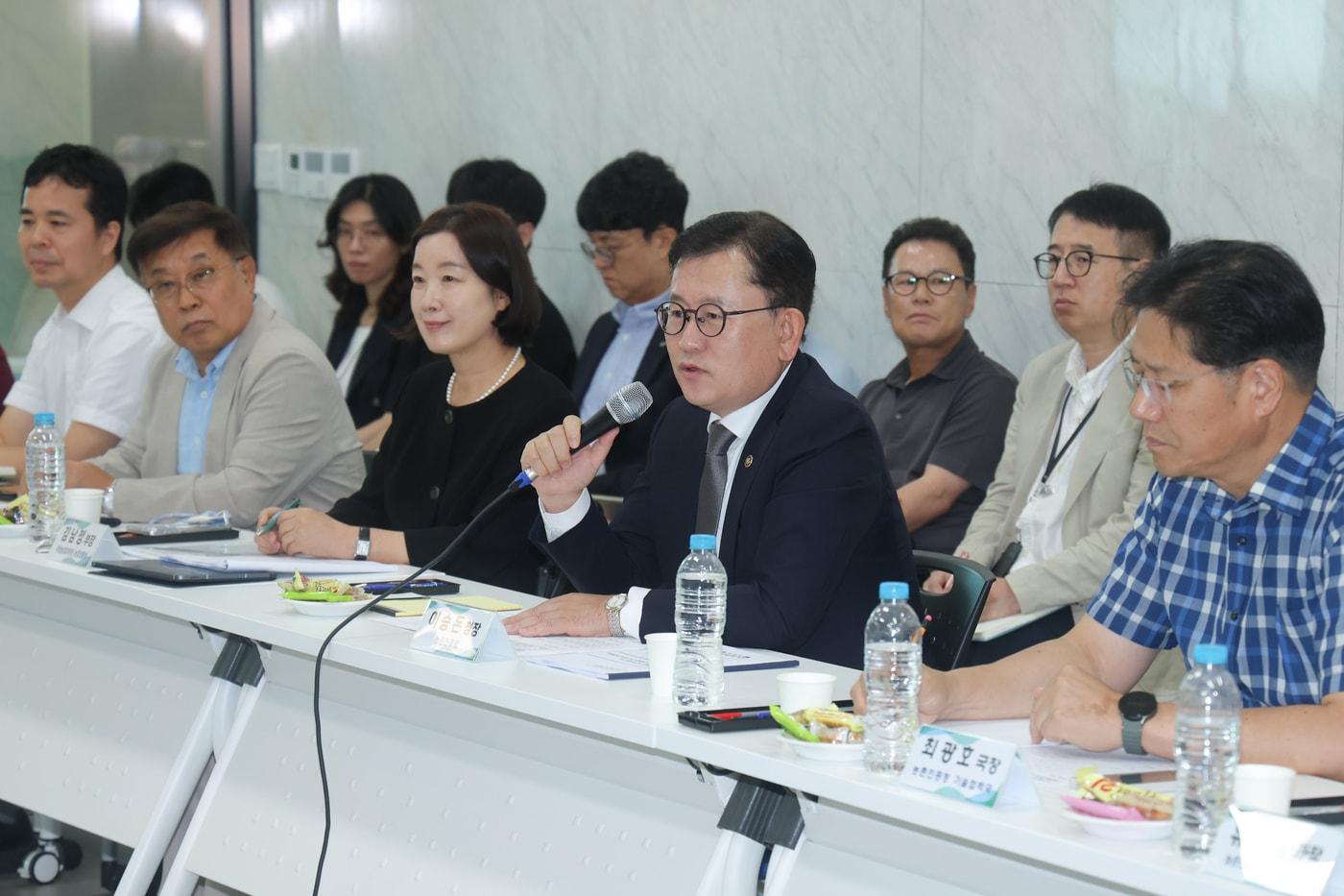 본문 이미지 - 이승돈 농촌진흥청장은 31일 전북특별자치도 정읍 농축산용 미생물산업 공유인프라에서 열린 '국내 개발 미생물제 수출 활성화를 위한 산업체-연구기관 간담회'에서 발언하고 있다. (농촌진흥청 제공. 재판매 및 DB금지) 2026.8.31/뉴스1