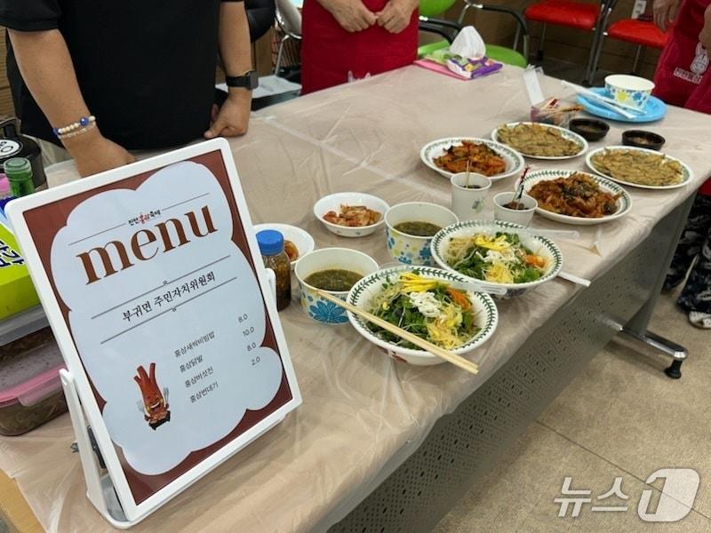본문 이미지 - 31일 전북 진안군이 '홍삼축제'에 앞서 먹거리부스 운영자를 대상으로 사전 품평회를 갖고 있다.(진안군제공, 재판매 및 DB금지)2026.8.31/뉴스1