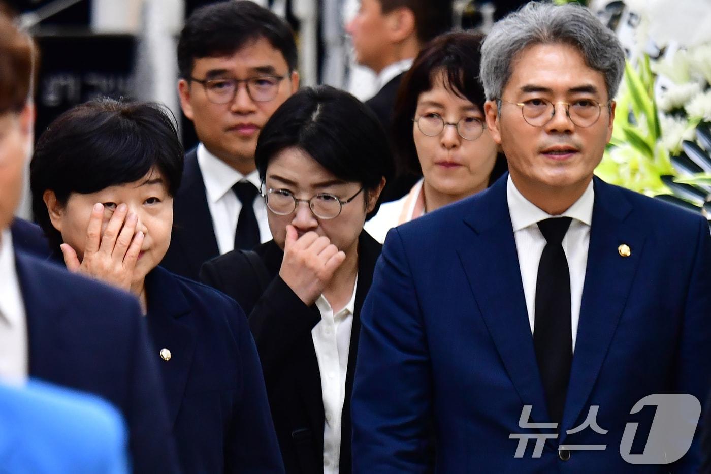 본문 이미지 - 서영교 국회 법제사법위원장(왼쪽)이 31일 오후 조희대 대법원장 부친의 빈소가 마련된 포항성모병원애서 조문을 마친 후 걸어나오고  있다. 2026.8.31 ⓒ 뉴스1 최창호 기자