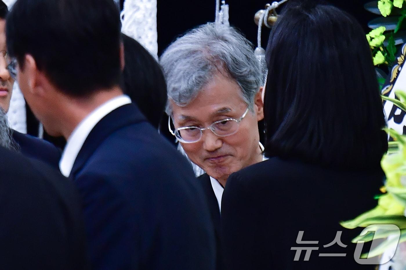 본문 이미지 - 조희대 대법원장이 31일 부친의 빈소가 마련된 포항성모병원 장례식장에서 조문객들을 배웅하고 있다. 2026.8.31 ⓒ 뉴스1 최창호 기자