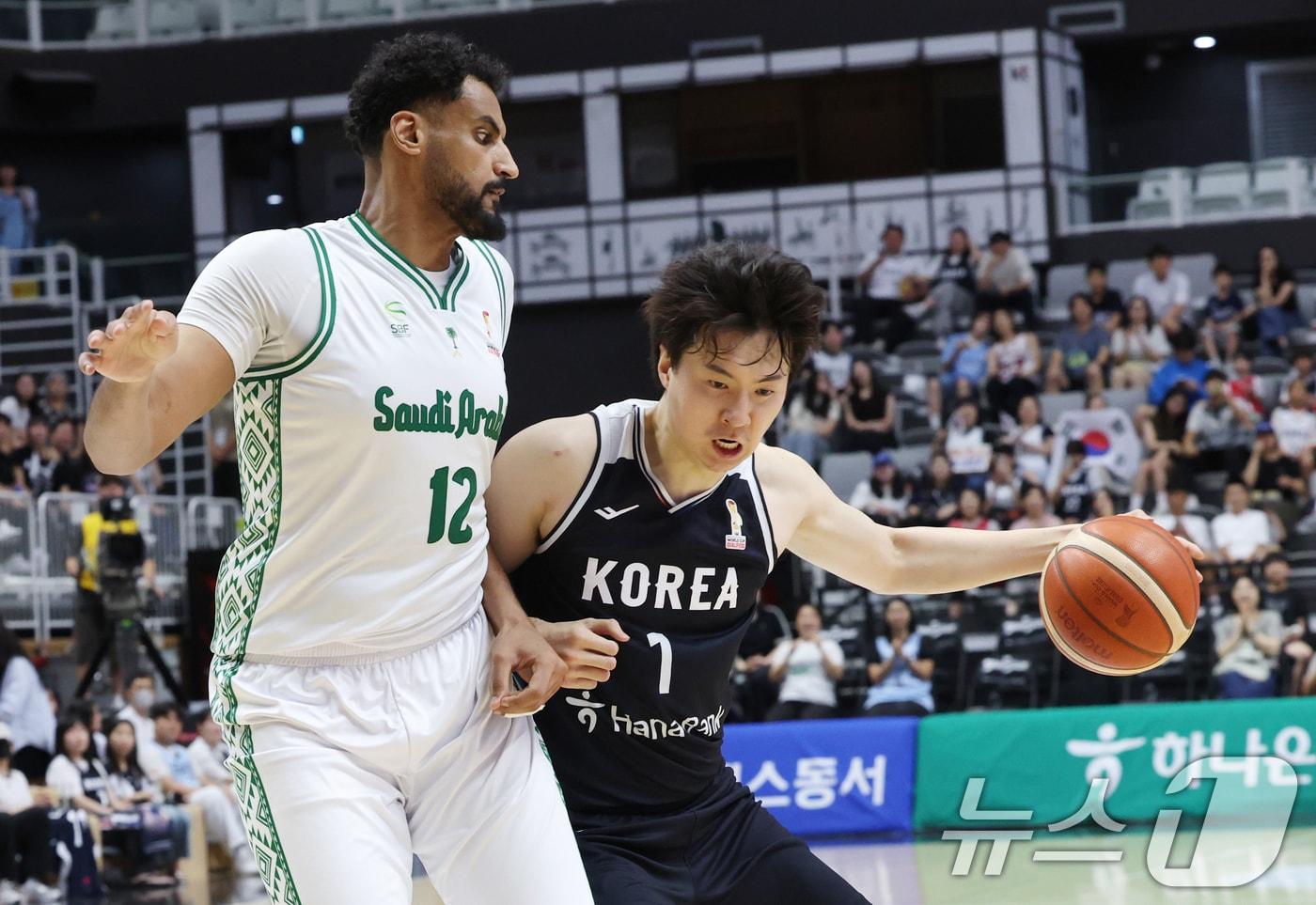 본문 이미지 - 31일 경기 수원시 권선구 수원KT소닉붐아레나에서 열린 2027 FIBA 농구 월드컵 아시아 예선 2라운드 윈도우4, 한국과 사우디아라비아의 경기에서 한국 이현중이 돌파하고 있다. 2026.8.31 ⓒ 뉴스1 김영운 기자