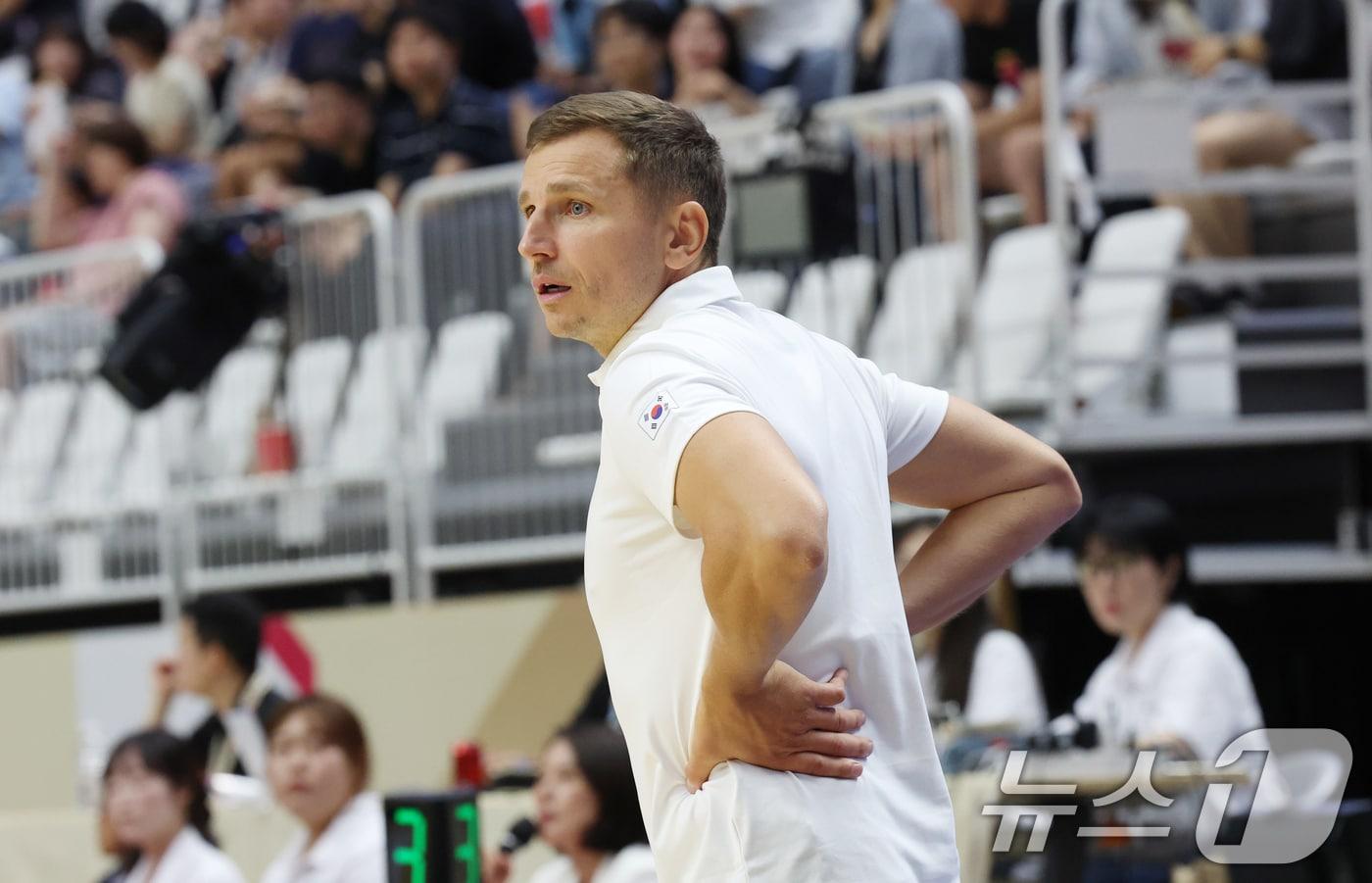 본문 이미지 - 31일 경기 수원시 권선구 수원KT소닉붐아레나에서 열린 2027 FIBA 농구 월드컵 아시아 예선 2라운드 윈도우4, 한국과 사우디아라비아의 경기에서 한국 니콜라이스 마줄스 감독이 경기를 지켜보고 있다. 2026.8.31 ⓒ 뉴스1 김영운 기자