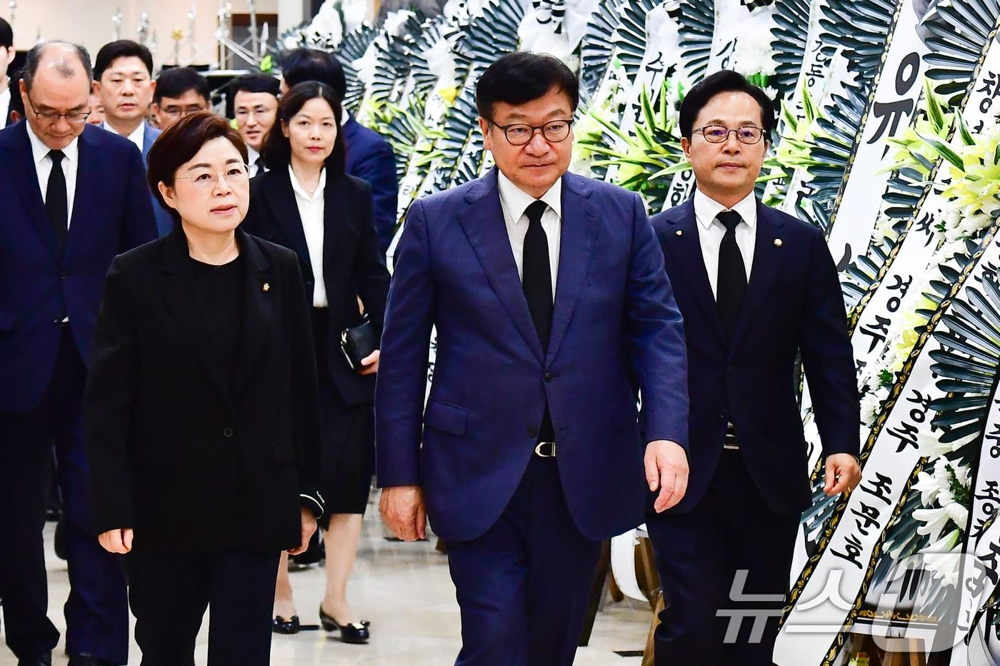 본문 이미지 - 정점식 국민의힘 원내대표가 31일 오후 조희대 대법원장 부친상 빈소가 마련된 포항성모병원 장례식장에서 조문을 마친 후 걸어나오고 있다. 2026.8.31 ⓒ 뉴스1 최창호 기자