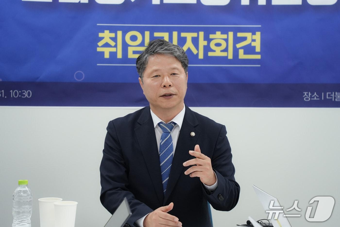본문 이미지 - 서영석 더불어민주당 경기도당위원장이 31일 오전 도당 당사에서 열린 취임 기자회견에서 발언하고 있다.(민주당 제공. 재판매 및 DB금지)