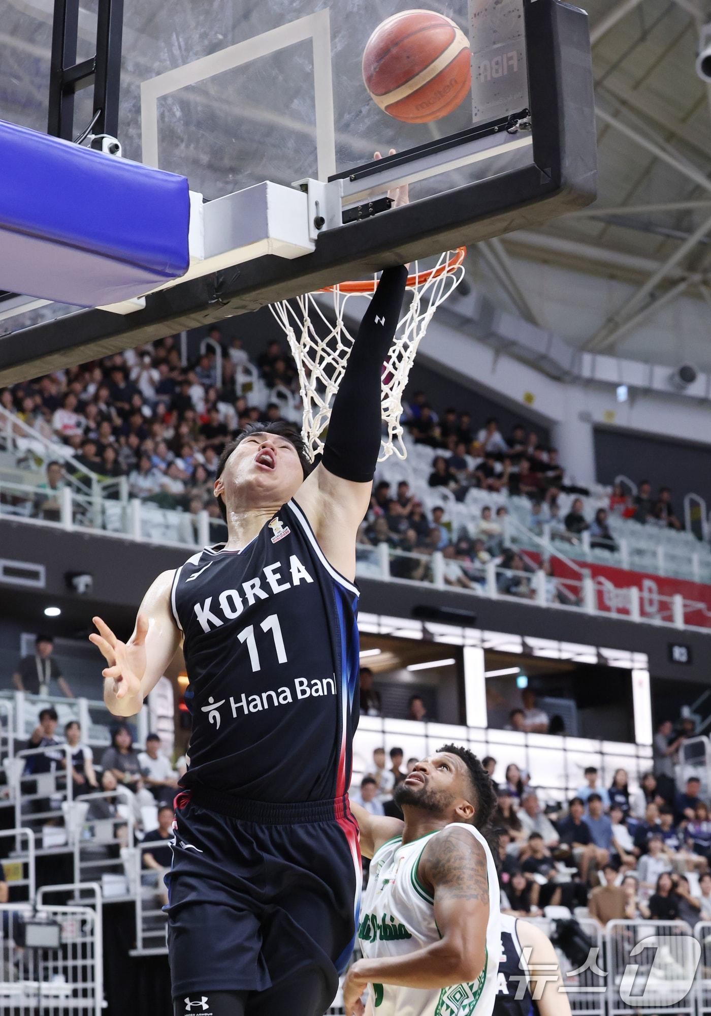본문 이미지 - 31일 경기 수원시 권선구 수원KT소닉붐아레나에서 열린 2027 FIBA 농구 월드컵 아시아 예선 2라운드 윈도우4, 한국과 사우디아라비아의 경기에서 한국 이우석이 슛을 하고 있다. 2026.8.31 ⓒ 뉴스1 김영운 기자