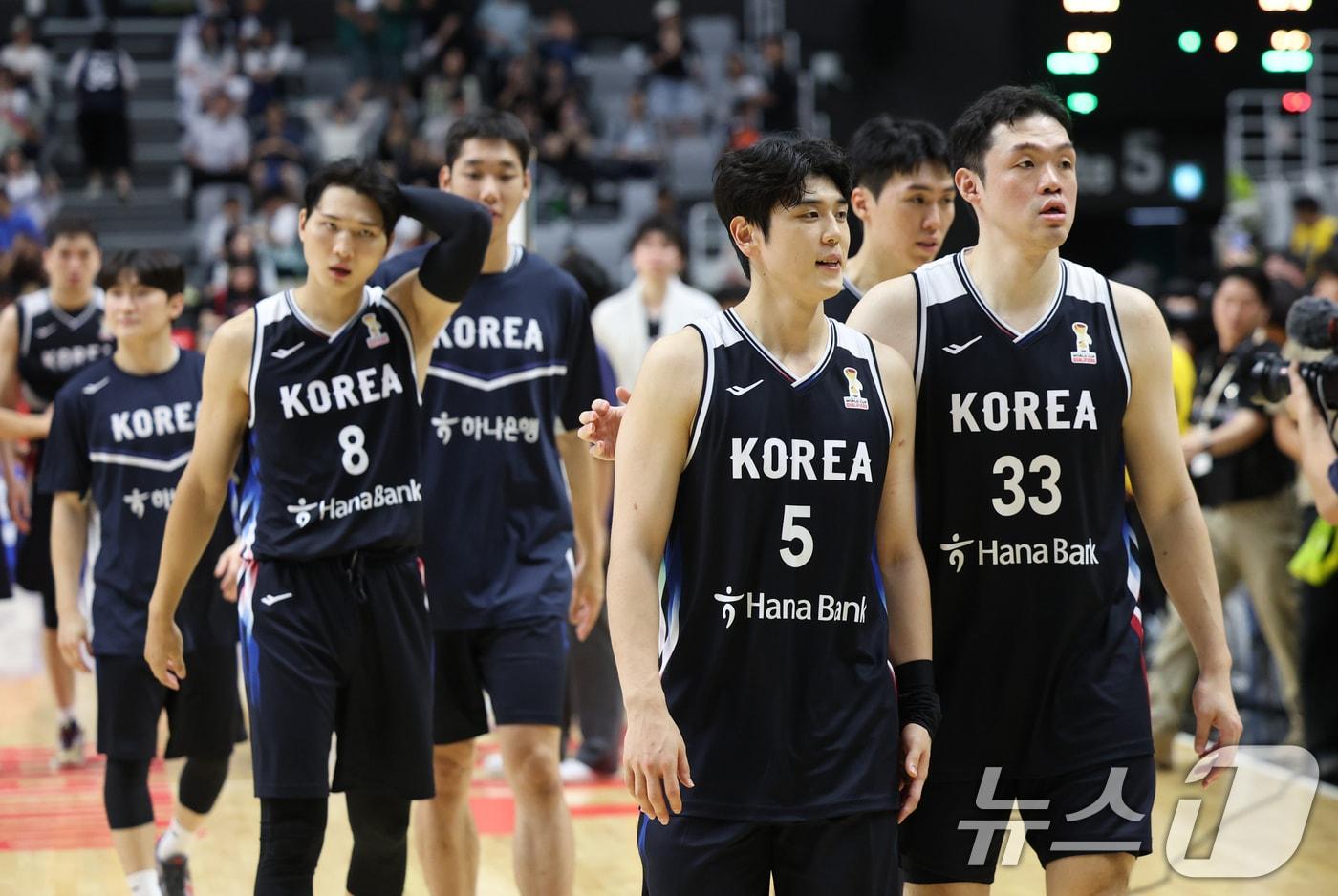 본문 이미지 - 31일 경기 수원시 권선구 수원KT소닉붐아레나에서 열린 2027 FIBA 농구 월드컵 아시아 예선 2라운드 윈도우4, 한국과 사우디아라비아의 경기에서 승리를 거둔 한국 선수들이 기뻐하고 있다. 이날 경기는 한국이 85대72으로 승리했다. 2026.8.31 ⓒ 뉴스1 김영운 기자